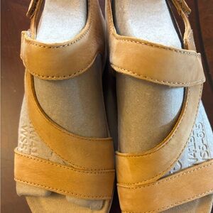 Stylish Tan Leather Women's Sandals